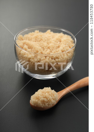 用湯匙溫熱糖 用湯匙溫熱糖 118453780