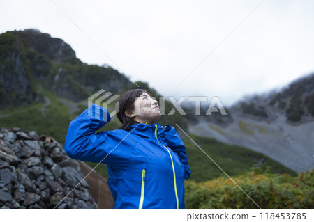 享受山的女人 118453785