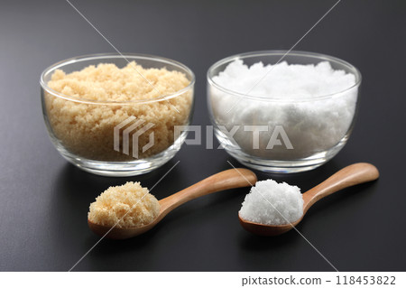 Brown sugar and white sugar 118453822