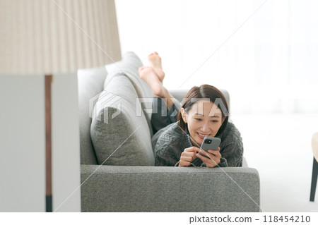 使用智能手機的婦女在沙發 118454210