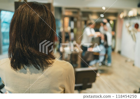 美容院等候的女顧客 118454250