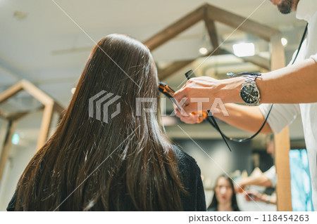 理髮師為長髮女顧客熨燙 118454263