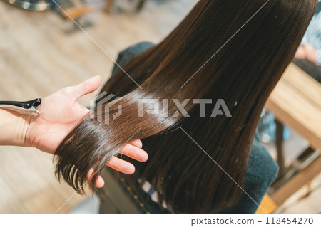 一位來到美容院的美麗長髮女顧客 118454270