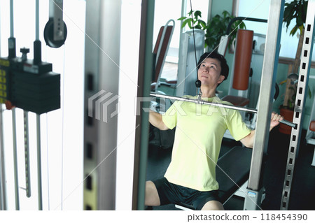 年輕的亞洲男子在健身房進行機器訓練（高位下拉） 118454390
