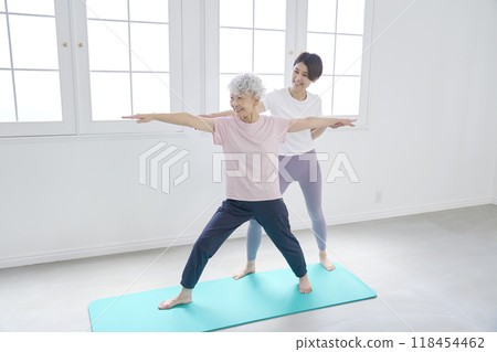 教練為老年婦女教授瑜伽 118454462