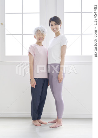 Elderly and middle-aged women wearing sportswear, full body, looking at camera 118454482