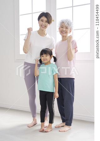 三代女性穿著運動服的全身肖像 118454499