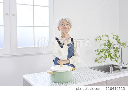 老婦人在廚房裡想像 118454513