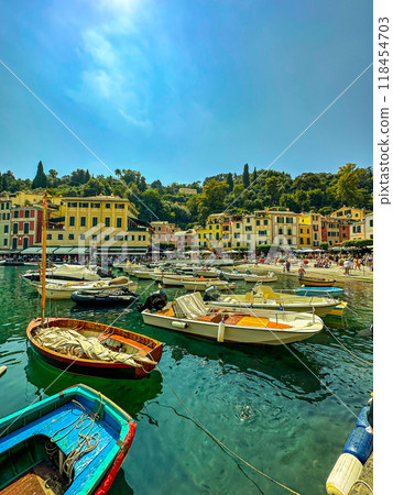 Beautiful bay with colorful houses and boats in Portofino, Liguria, Italy 118454703