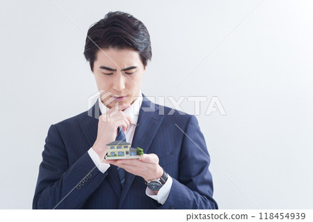 Real estate agent businessman (white background) 118454939