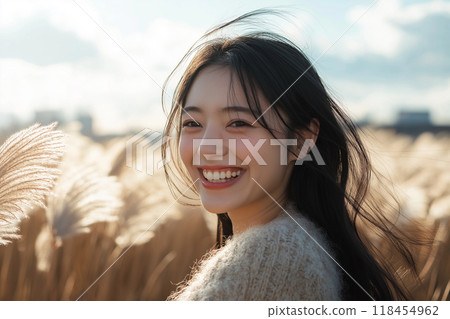穿過潘帕斯草原的年輕女子 118454962