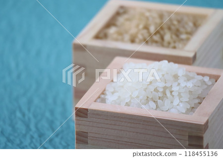 Rice and brown rice in a wooden box 118455136