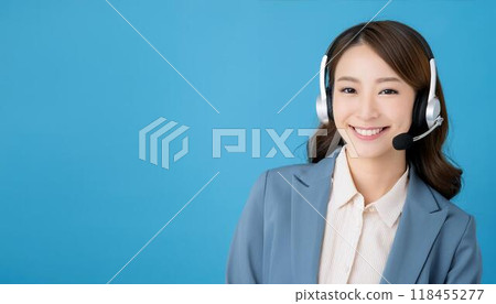 一名20多歲、身穿操作服的女性 118455277