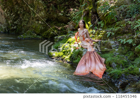 坐在河邊的黑髮女美人魚 118455346