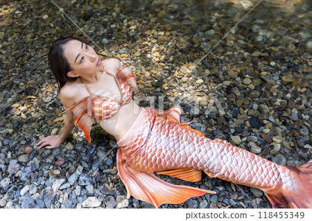 坐在河邊的黑髮女美人魚 118455349