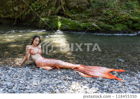 坐在河邊的黑髮女美人魚 118455350