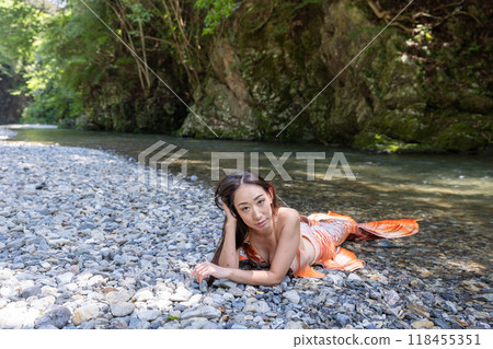 躺在河邊的黑髮女美人魚 118455351