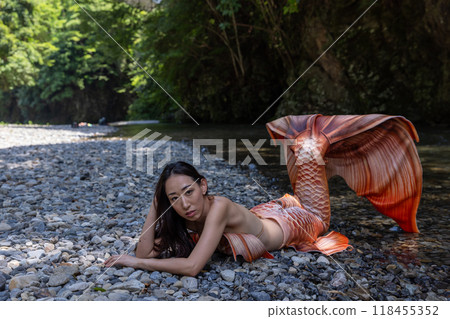 躺在河邊的黑髮女美人魚 躺在河邊的黑髮女美人魚 118455352