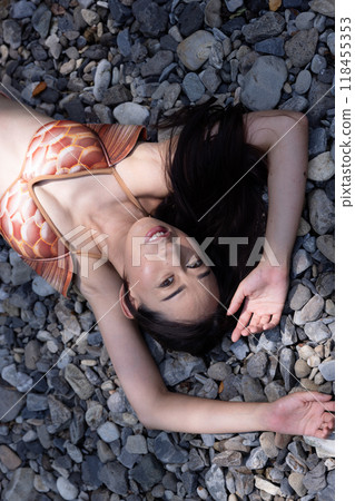 坐在河邊的黑髮女美人魚 118455353