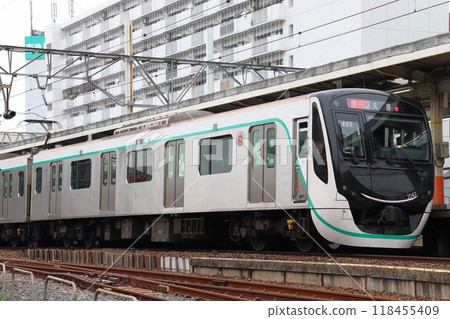 Tokyu Denentoshi Line 2020 series train (direct to Tobu Isesaki Line) stopped at Nishiarai Station 118455409