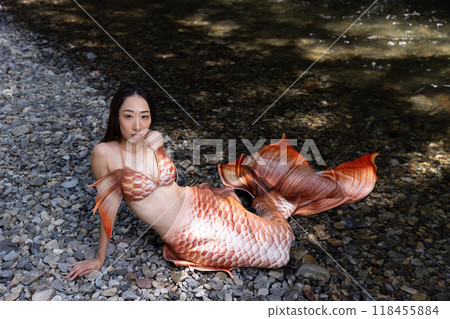 黑髮美人魚坐在河岸上 118455884