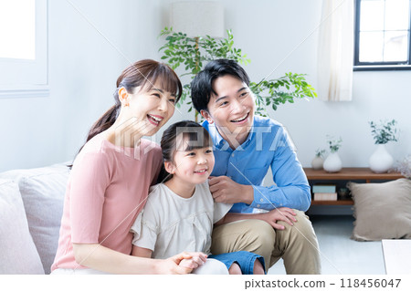 一個家庭在客廳放鬆 118456047