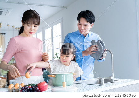 Cooking family 118456050