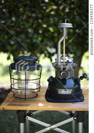 Image of a camping lantern 118456377