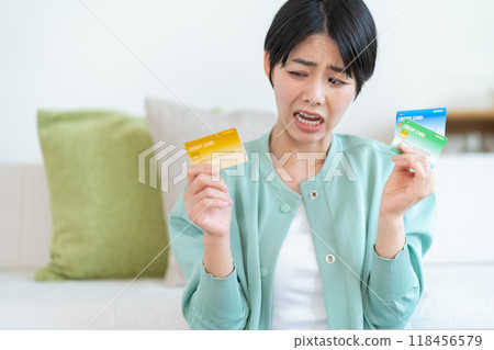 女人擔心多張信用卡 - 信用卡 118456579