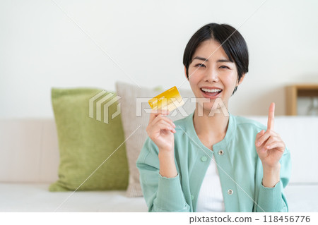 微笑的女士將多張信用卡合併為一張 微笑的女士將多張信用卡合併為一張 118456776