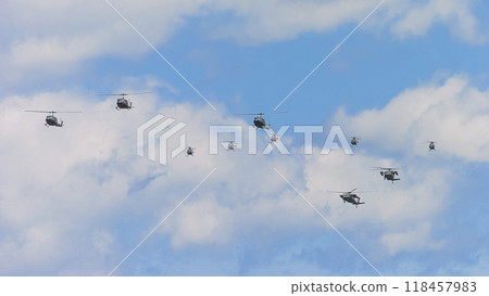 陸上自衛隊直升機編隊飛行 陸上自衛隊直升機編隊飛行 118457983