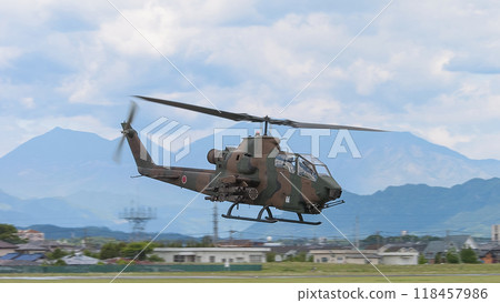 日本陸上自衛隊AH-1S眼鏡蛇攻擊直升機低空飛行 日本陸上自衛隊AH-1S眼鏡蛇攻擊直升機低空飛行 118457986