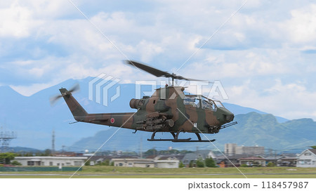 日本陸上自衛隊AH-1S眼鏡蛇攻擊直升機低空飛行 日本陸上自衛隊AH-1S眼鏡蛇攻擊直升機低空飛行 118457987