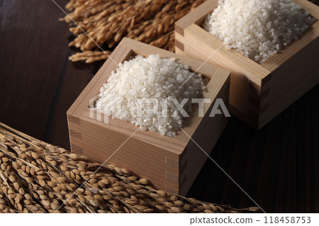 Rice and ears of rice in a masu 118458753