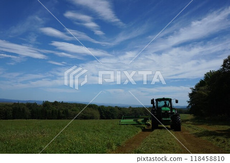 Summer scenery in Hokkaido - Pasture work 118458810