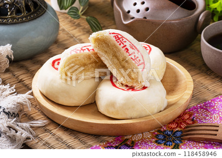 Mung bean cake 118458946