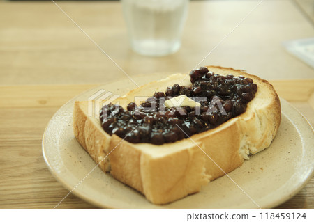 早餐有厚片吐司和奶油果醬 早餐有厚片吐司和奶油果醬 118459124