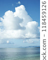 巨大的雲朵漂浮在海面上 118459126