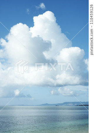 巨大的雲朵漂浮在海面上 118459126