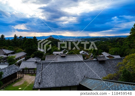 初秋時分,從東大寺二月堂眺望東大寺院內和生駒山的夜空。 初秋時分,從東大寺二月堂眺望東大寺院內和生駒山的夜空。 118459548