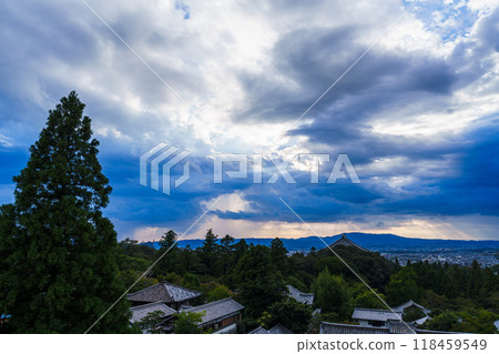 初秋時從東大寺二月堂眺望東大寺庭院的夜景。 初秋時從東大寺二月堂眺望東大寺庭院的夜景。 118459549