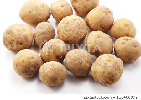 Fresh potatoes 118460072