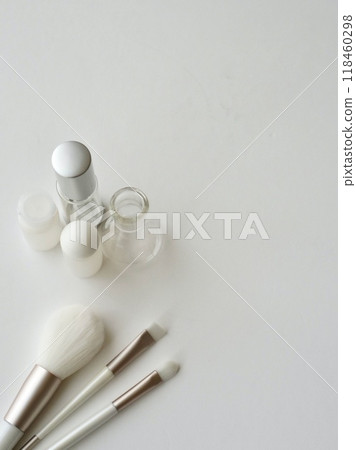 白色化妝刷和瓶子 白色化妝刷和瓶子 118460298