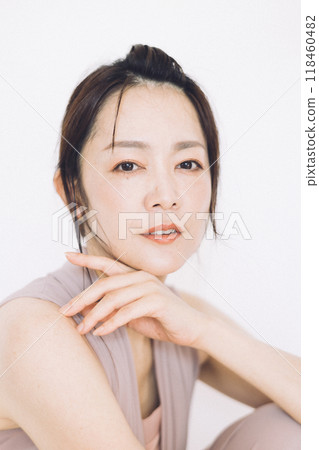 日本40多歲女性美容保養形象 日本40多歲女性美容保養形象 118460482