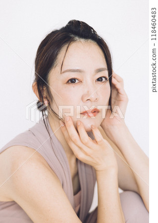 日本40多歲女性美容保養形象 日本40多歲女性美容保養形象 118460483