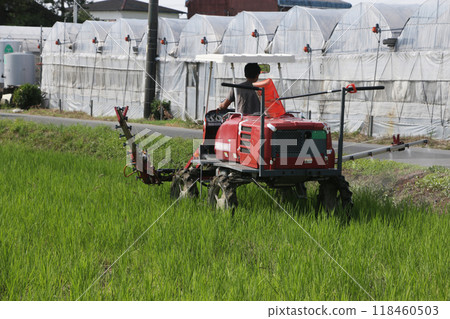Application of herbicide Application of herbicide 118460503