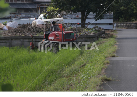 Application of herbicide Application of herbicide 118460505