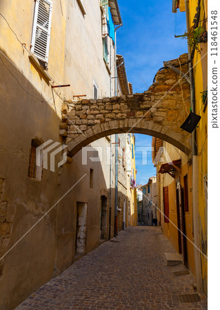 Traditional old houses on narrow winding streets in french town of Hyeres in autumn 118461548