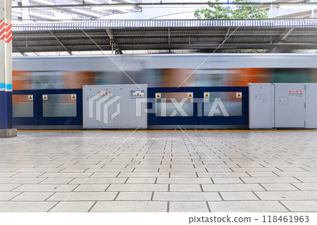 特快列車/特快列車經過的車站月台門 特快列車/特快列車經過的車站月台門 118461963