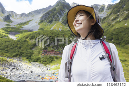 攀登日本阿爾卑斯山的女子 118462152